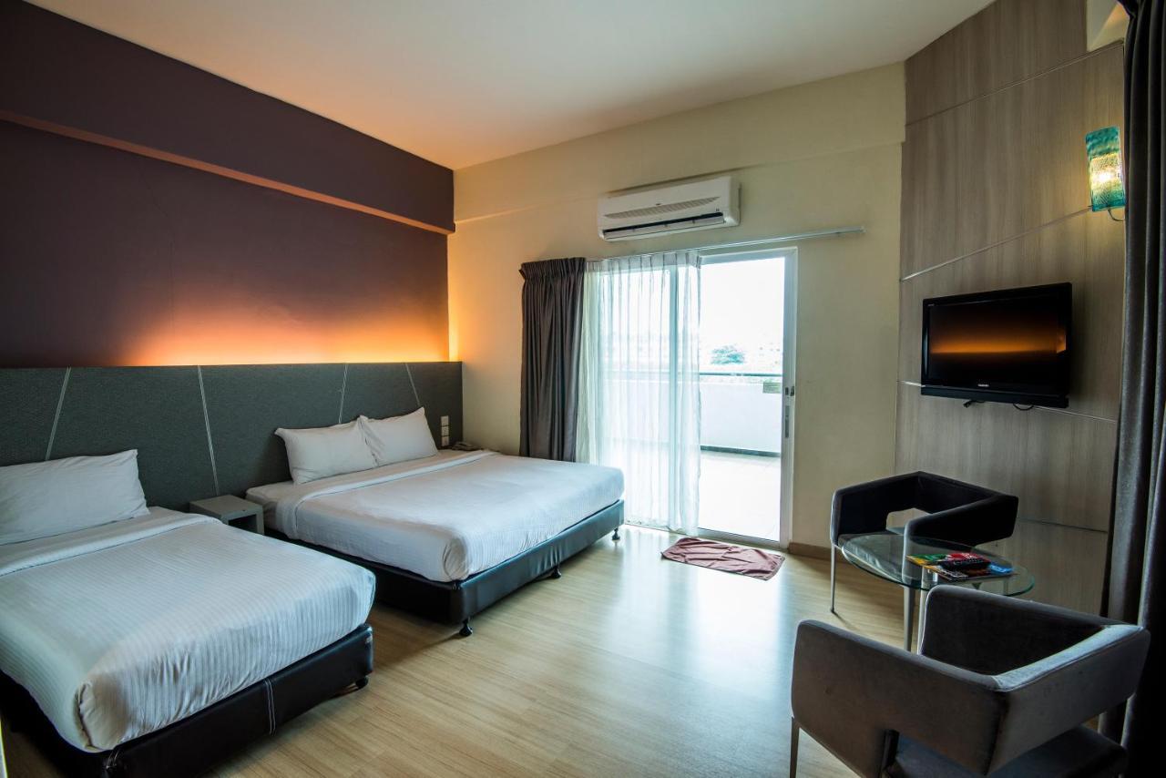 Marvelux Hotel Malacca Exterior photo
