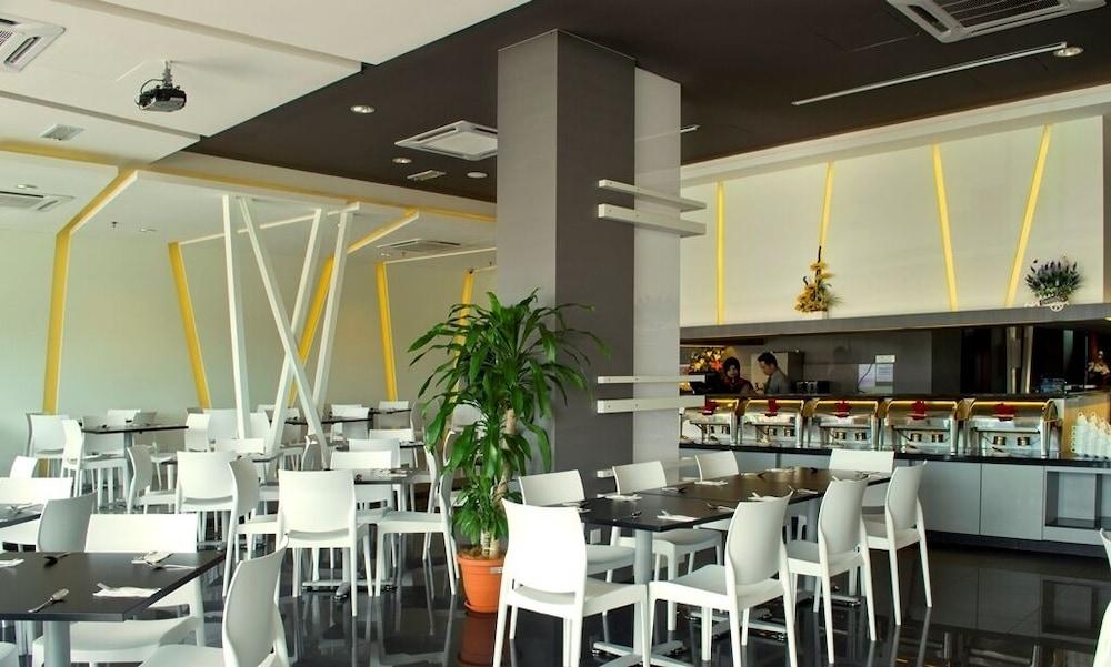 Marvelux Hotel Malacca Exterior photo