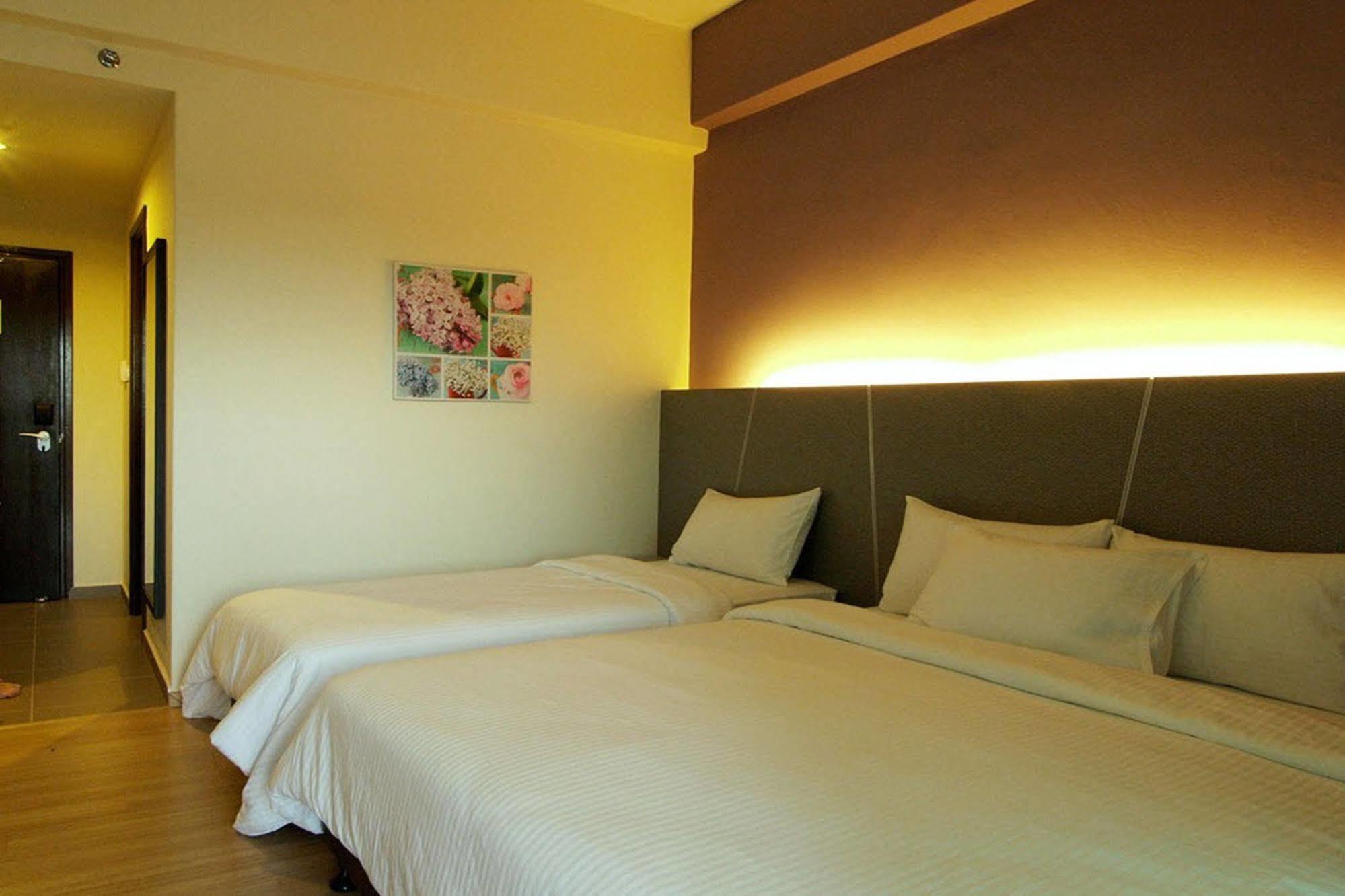 Marvelux Hotel Malacca Exterior photo